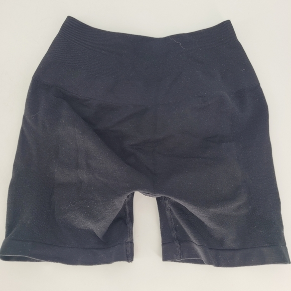 alphalete Athletics black womens Amplify Short 4.5" but scrunch size small - Picture 3 of 8